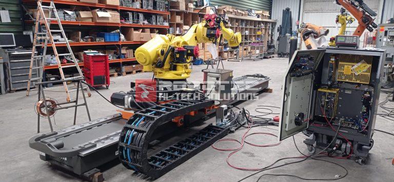 FANUC ROBOT R2000iB 210F R30iA ON LINEAR TRACK